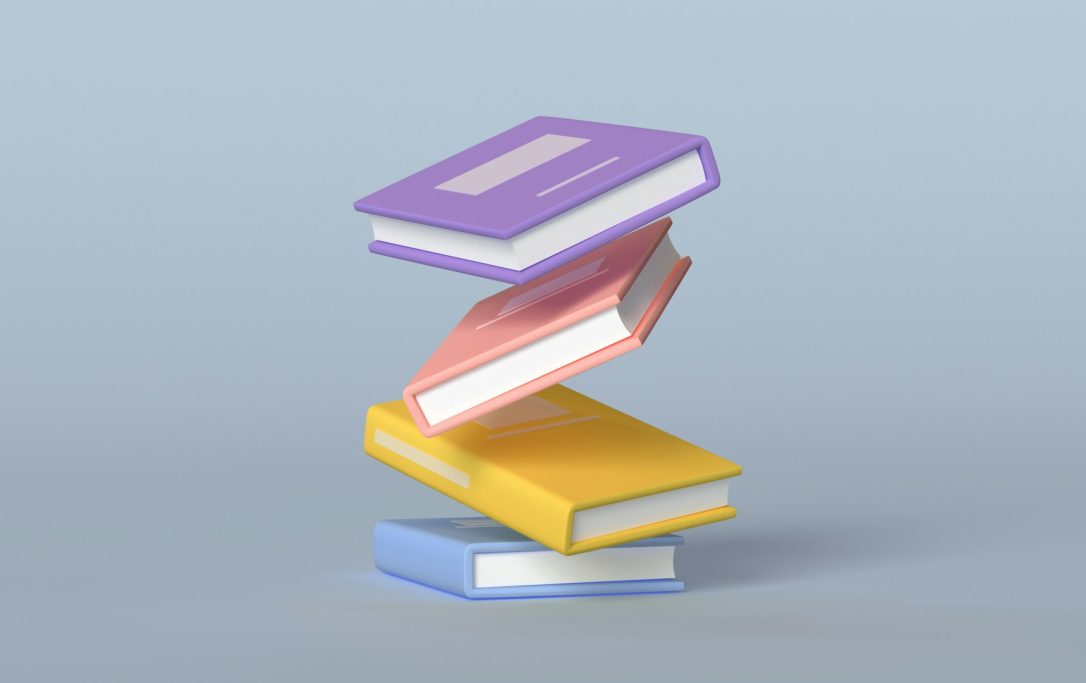 Vier schwebende Bücher in verschiedenen Farben auf einem hellblauen Hintergrund.