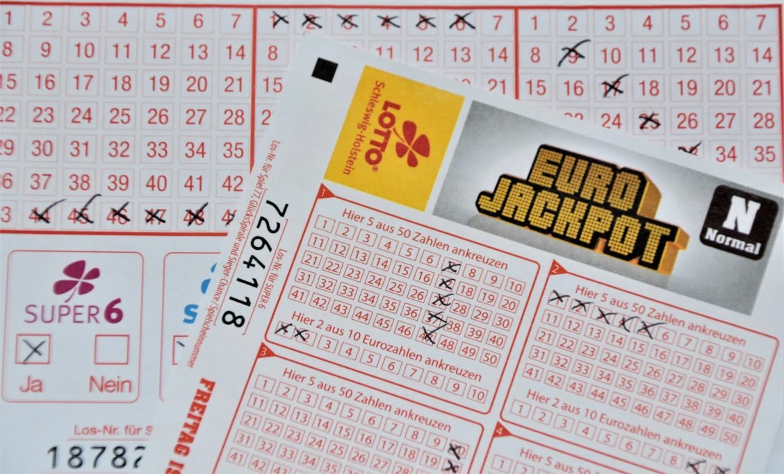 Lotto-Spielscheine mit Eurojackpot und Super 6, Zahlen und Felder markiert.